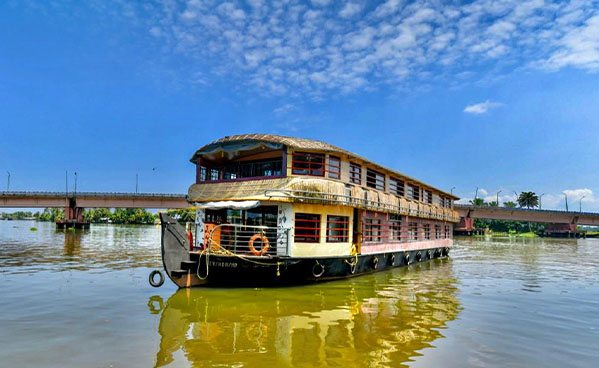 luxury houseboat kerala